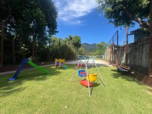 Triplex em Condomínio 20 metros da praia com AC