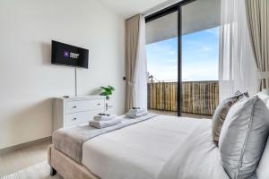 Amazing 1BR flat wBalcony Gym & Pool in JVC