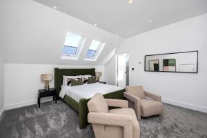 Luxe Retreat 5-Bedroom Designer Home Pool & Cinema