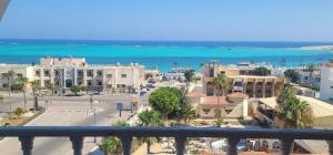 شقه غرفتين مكيفه بإطلالة بانوراما على البحر مباشره سى فيو