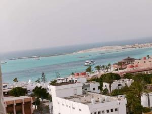 شقه غرفتين مكيفه بإطلالة بانوراما على البحر مباشره سى فيو