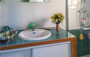 Maisons de vacances 3 Bedroom Gorgeous Home In Montfrin : photos des chambres