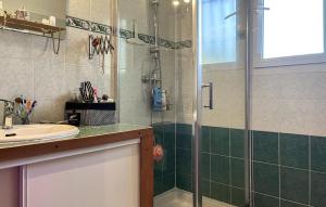Maisons de vacances 3 Bedroom Gorgeous Home In Montfrin : photos des chambres