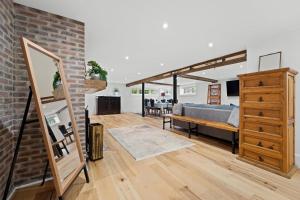 Luxurious lower level Apartment Closeto downtown