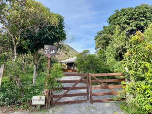 Casa com cachoeiras e contato com a natureza