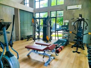 Luxury KING 3 BR, Gym, Sauna, BBQ, AirCon, 8 min Beach, Tennis Court, Boating Ave