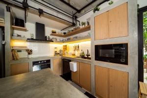 Luxury KING 3 BR, Gym, Sauna, BBQ, AirCon, 8 min Beach, Tennis Court, Boating Ave