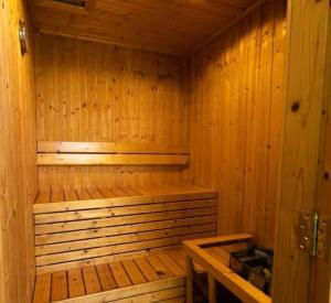 Luxury KING 3 BR, Gym, Sauna, BBQ, AirCon, 8 min Beach, Tennis Court, Boating Ave