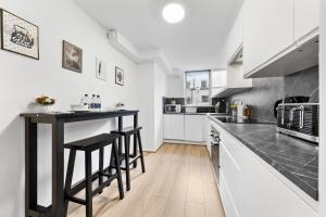 The Queensborough Apartments by Hyde Park