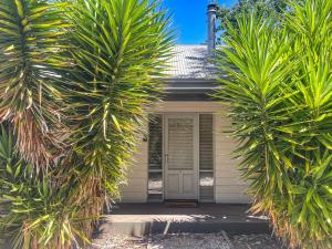 River Rock Cottage Centrally located and Dog friendly