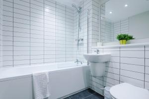 Stunning Top-Floor 2BR Free Parking & Stylish Stay