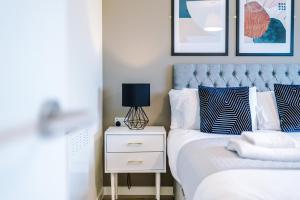 Stunning Top-Floor 2BR Free Parking & Stylish Stay