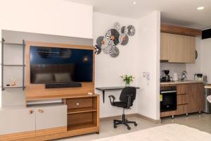 Studio Sur de Cali pool and parking