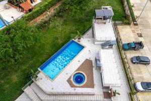 Studio Sur de Cali pool and parking