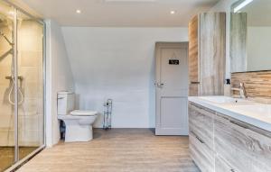 Maisons de vacances Nice Home In Saint-Samson-De-La-Roq : photos des chambres
