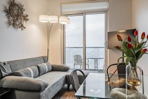 2BR Condo close to Eaton Center