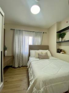 New Modern Pool Front Condo Near IT Park