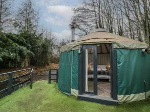 The Lakeside Yurt - Sedgeberrow