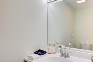 5 Mi to Sno-Eagles Trails Lakefront Getaway!