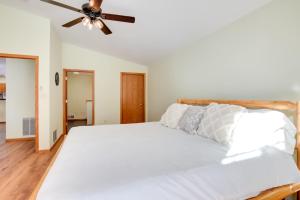 5 Mi to Sno-Eagles Trails Lakefront Getaway!