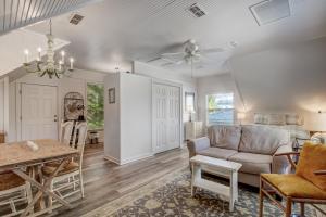 Adorable Dog Friendly Garage Apartment in the Historic District of Old Town