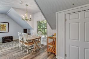 Adorable Dog Friendly Garage Apartment in the Historic District of Old Town