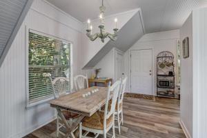 Adorable Dog Friendly Garage Apartment in the Historic District of Old Town