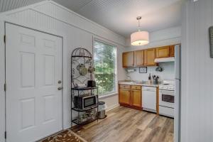 Adorable Dog Friendly Garage Apartment in the Historic District of Old Town