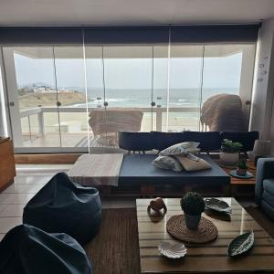 Departamento amplio en punta hermosa frente al mar