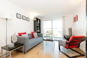 New listing 2BR with parking, 10min Woolwich St - Woolwich