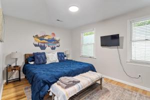 GATHERING HOUSE IN HISTORIC OAKWOOD