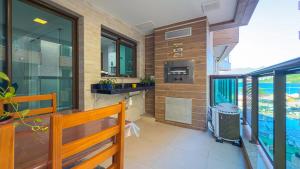 Condomínio Club a 50m da Praia dos Anjos - Apto Vista Mar, 2 Quartos, Piscina, Churrasqueira, Wi-Fi 800MB, Cozinha completa, Estacionamento e Portaria 24h