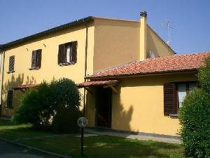 Wohnung In Cecina Mit Großem Garten