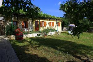 Charmantes Ferienhaus In Bartići Mit Terrasse