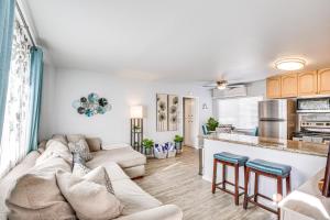 Updated Mission Beach Condo Walk to Belmont Park!