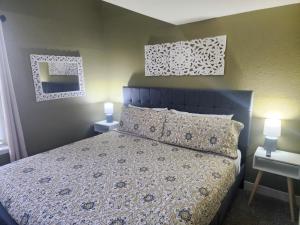 2BR Cozy Condo - Centrally Located - Stairs Required - FREE TICKETS INCLUDED - FC27-6