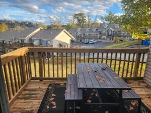 2BR Cozy Condo - Centrally Located - Stairs Required - FREE TICKETS INCLUDED - FC27-6