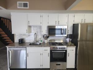 2BR Cozy Condo - Centrally Located - Stairs Required - FREE TICKETS INCLUDED - FC27-6