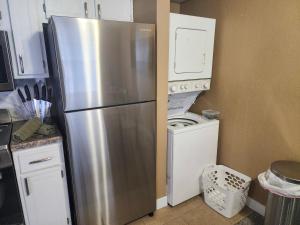 2BR Cozy Condo - Centrally Located - Stairs Required - FREE TICKETS INCLUDED - FC27-6