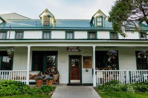 Chico Hot Springs Resort