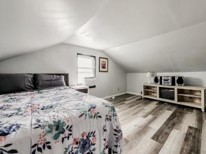 Charming Old Farmhouse, Spacious 2BR on 2Plus Acres