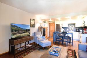 Trails End Sweet Dreams Condo: Stroll to Main Street, Lifts