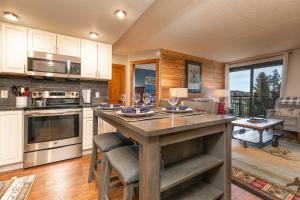 Trails End Sweet Dreams Condo: Stroll to Main Street, Lifts
