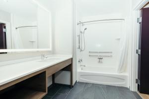 King Studio Suite with Bath Tub - Mobility Access room in Staybridge Suites Des Moines North - Ankeny By IHG