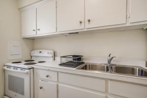 Cambridge Apt in Walkable Neighborhood