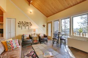 Breathtaking Bend Condo with Resort Amenities!