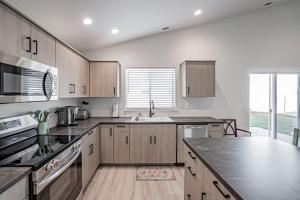 4-Bed Pet-Friendly Retreat - Grill & Playground!