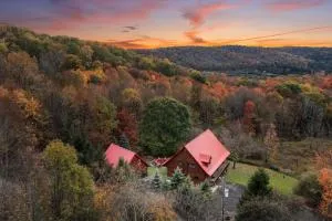 Beautiful Log Cabin! Hot-Tub, Bonfire & Private Yet 4 Mins to Downtown! - Cherry Creek