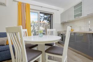 Apartments by the sea Turanj, Biograd - 23164