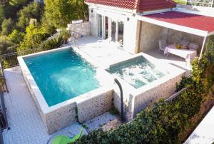 Seaside apartments with a swimming pool Pisak, Omis - 23884